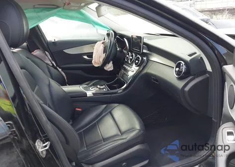 2018 Mercedes-Benz C 300 z USA, uszkodzony, nr VIN 55SWF4JB4JU243764